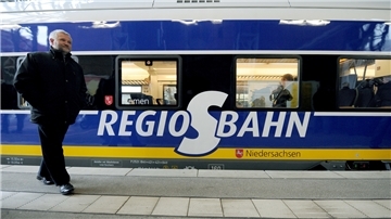 Auf ihren Fahrten zwischen Nordenham und Bremer Hauptbahnhof legt die Regio-S-Bahn ab dem 11. Dezember mehr Zwischenstopps ein. Das hat Auswirkungen auf die Gesamtfahrzeit.