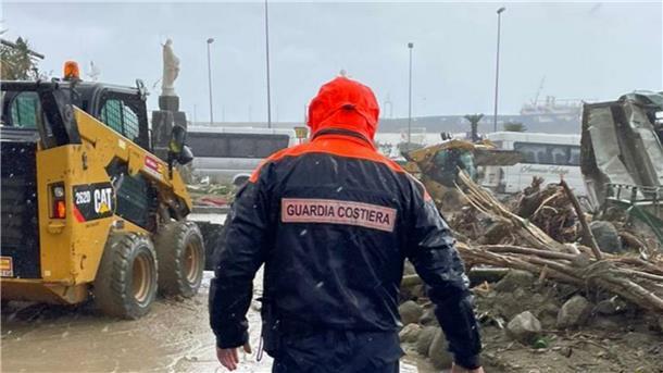 Auf Ischia gelten nach einem schweren Unwetter und Erdrutschen mehrere Menschen als vermisst.