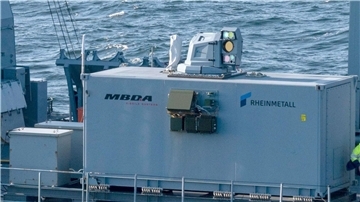 Auf See wurde der von MBDA und Rheinmetall entwickelte Hochenergie-Laser zur Drohnenabwehr schon getestet. Jetzt wurde er zu einem Bundeswehr-Schießplatz ins Emsland gebracht, wo weitere Test geplant sind. (Handout)