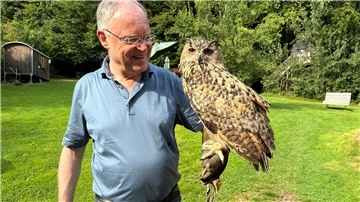 Auf seiner Sommertour begegnet Ministerpräsident Stephan Weil auch schon mal ein eher ungewöhnlicher Gefährte.