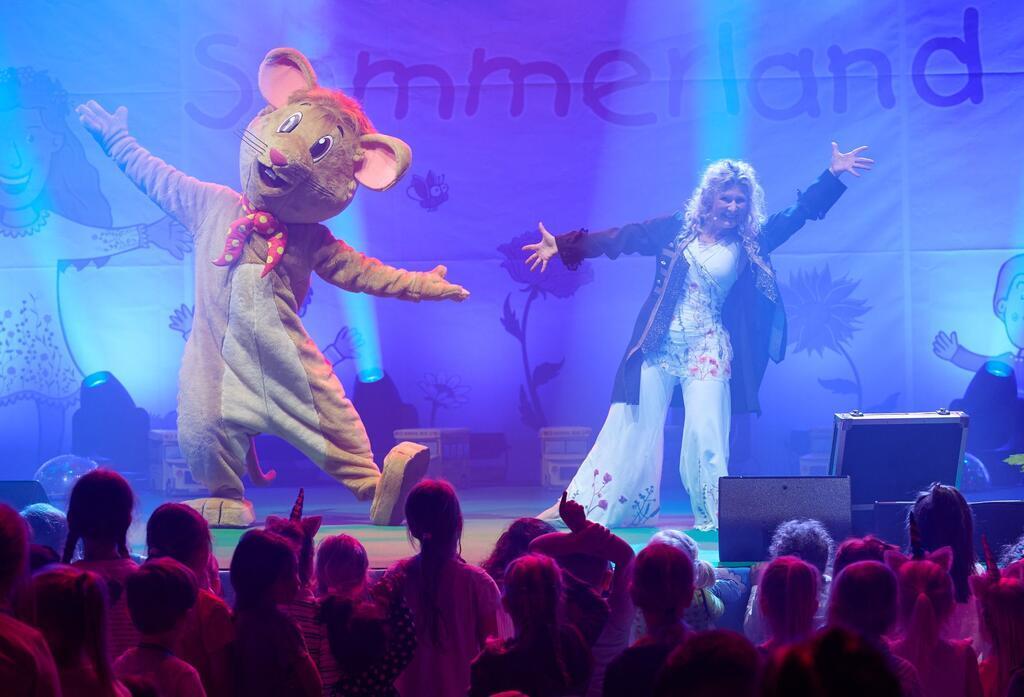 Auf Tour: Simone Sommerland bringt die Kinderlieder auch auf die Bühne. (Archivbild)