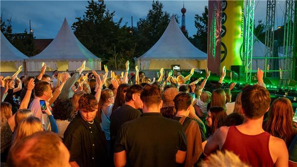 Auf und vor der Radio Bremen-Bühne geht es am Maritimen Freitag mit Loi richtig ab.