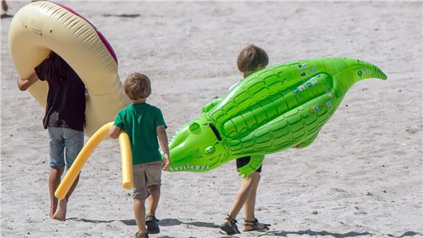 Schlau am Wasser: Teste dein Wissen! Aufblasbare Schwimmtiere sind ein Spielzeug, keine Schwimmhilfe.