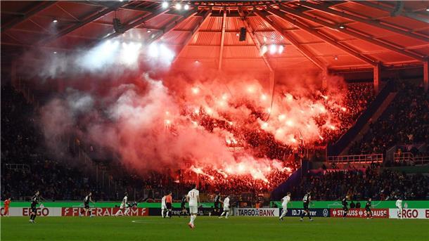 Aufgeheizte Stimmung beim Pokal-Duell zwischen Karlsruhe und Augsburg.