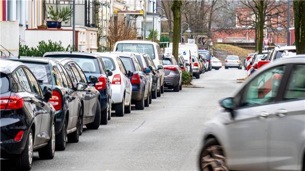 Parkende Autos in einer engen Straße. Aufgesetztes Parken ist verboten.