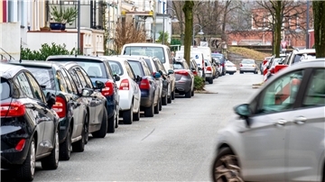 Parkende Autos in einer engen Straße. Aufgesetztes Parken ist verboten.