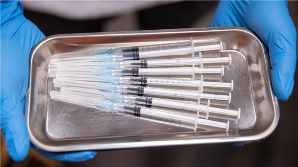 Prozess wegen Scheinimpfungen geplatzt Aufgezogene Spritzen mit Impfstoff gegen Covid-19.