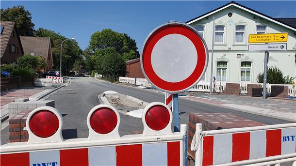 Aufgrund der wegen Straßenarbeiten gesperrten Straße zwischen Neuenwalde und Krempel verkehrt während der Sommerferien kein Linienbus.