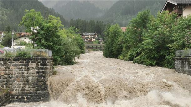 Warnung vor Überschwemmungen am Inn - Starkregen in Tirol Aufgrund des Dauerregens ist der Fluss Ziller im Tiroler Zillertal stark angestiegen.