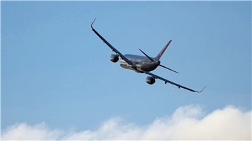 Aufgrund eines verspäteten Anschlussfluges forderte eine Frau eine Entschädigung von der Fluglinie.