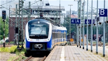 Ein Zug an einem Bahnhof.  Aufgrund von Bauarbeiten werden auf der RS 2 zwischen Bremen und Bremerhaven-Lehe mehrere Zugverbindungen durch Busse ersetzt.