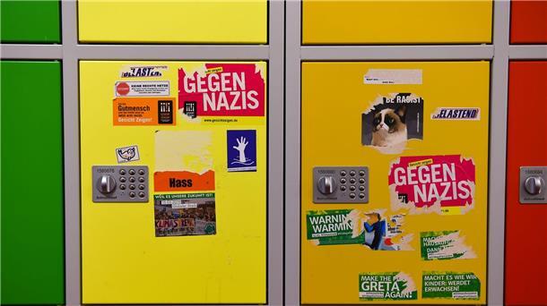 Ostdeutsche Schülerräte warnen: Rechtsextremismus an Schulen Aufkleber, unter anderem mit politischen Botschaften gegen Rechtsextremismus, beschmücken Schließfächer an einer Oberschule.