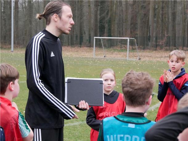 Mika Kraßmann machte sein erstes Sichtungstraining als Kreisauswahltrainer Aufmerksam lauschen die Talente von morgen dem neuen Kreistrainer, schließlich ist er für ihre Karriere wichtig.