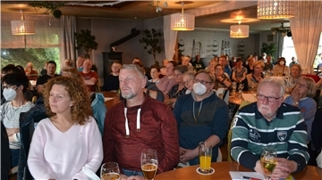 Aufmerksam lauschten weit über 100 Sellstedter, als Enso-Geschäftsführer Thorsten Bausch das Konzept für die Kombination aus Tante-Emma-Laden und Online-Handel vorstellte.