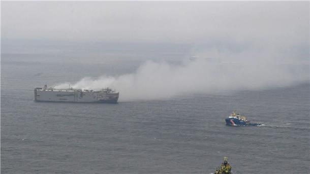 Küstenwache: Brand auf Autofrachter kleiner geworden Aufnahme aus einem Flugzeug der niederländischen Küstenwache: dicke Rauchwolken steigen aus dem Autofrachter „Fremantle Highway“ in der Nordsee auf.