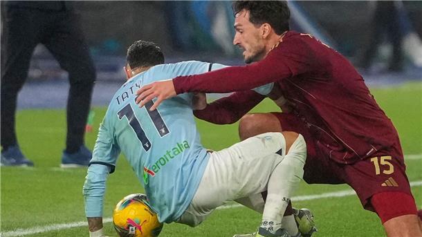 Aufreger im Römer Derby: Mats Hummels (r) und sein Gegenspieler Taty Castellanos.