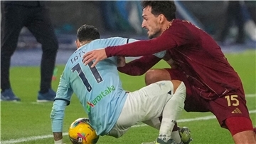Aufreger im Römer Derby: Mats Hummels (r) und sein Gegenspieler Taty Castellanos.
