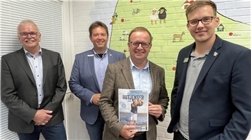 Aufsichtsratsvorsitzender Ralph Krümpelmann, Bürgermeister Axel Linneweber (von links) und Patrik Peolmeyer (rechts), der drei Monate kommissarisch die Geschäfte geführt hat, heißen Butjadingens neuen Tourismuschef Claudio Patrik Schrock-Opitz im Amt willkommen.