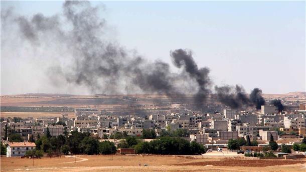Aufsteigender Rauch nach einem Angriff in Kobane (Archivbild).