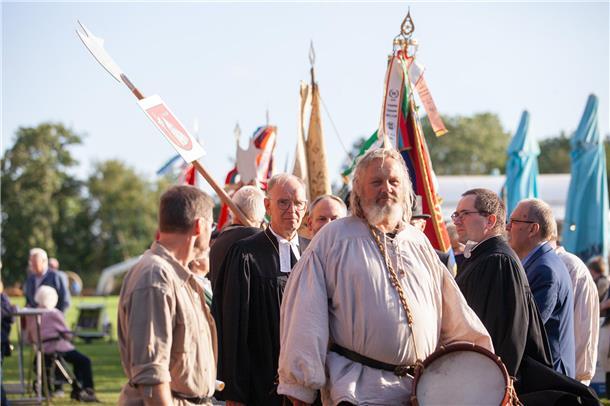 Impressionen aus mittelalterlichem Mulsum: Hartes Ringen beim Wurster Dreikampf Aufstellung zum Gedenkmarsch mit Kranzniederlegung auf dem Mulsumer Dorfplatz.