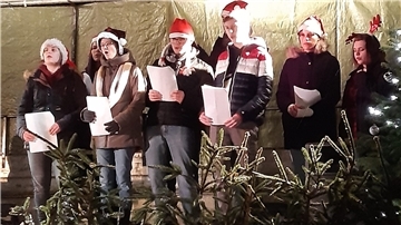 Sängerinnen und Sänger der TEN Sing Gruppe auf dem Weihnachtsmarkt in Tarmstedt