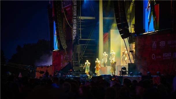 Deichbrand 2023: Magische Momente auf und vor den BÜHNEN (Fotos) Auftritt der Band Deichkind auf der Firestage am Festival-Freitagabend.