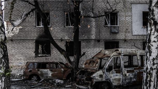 Ukrainische Offensive kommt nur langsam voran Augebrannte Autos vor einem schwer beschädigtem Wohnblock in der Frontstadt Orichiw.
