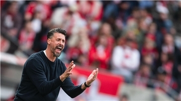 Augsburg-Trainer Sandro Wagner ist in dieser Saison bereits dreimal verwarnt worden. (Archivfoto)