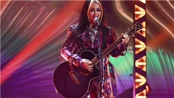 Aura Dione tritt im auf Helgoland auf.