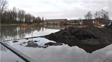 Aus dem 8.000 Quadratmeter großen Abwasserteich hat Glencore Schlamm ausbuddeln lassen. Weil das Betriebsgelände dorthin entwässert, ist der Schlamm so bleihaltig. So bleihaltig, dass es sich lohnt, ihn zu verhütten.