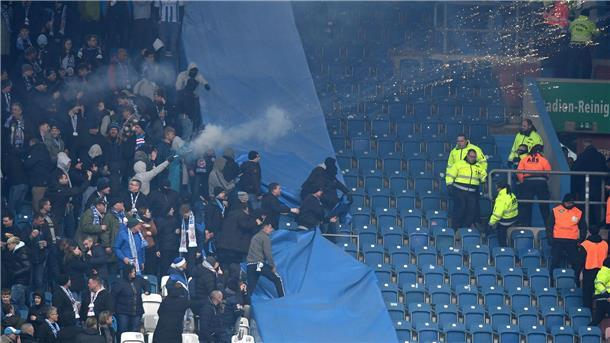 Aus dem Block der Hansa-Fans wird Feuerwerk abgeschossen.