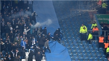 Aus dem Block der Hansa-Fans wird Feuerwerk abgeschossen.