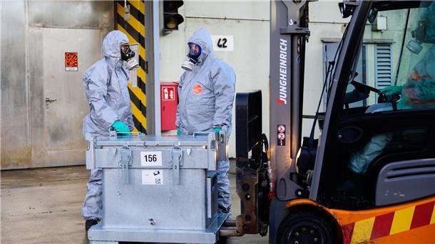 Höchste Sicherheitsstufe bei Vernichtung von Chemiewaffen Aus dem Dethlinger Teich werden Tausende chemische Waffen von der Wehrmacht geborgen - die Geka vernichtet sie.