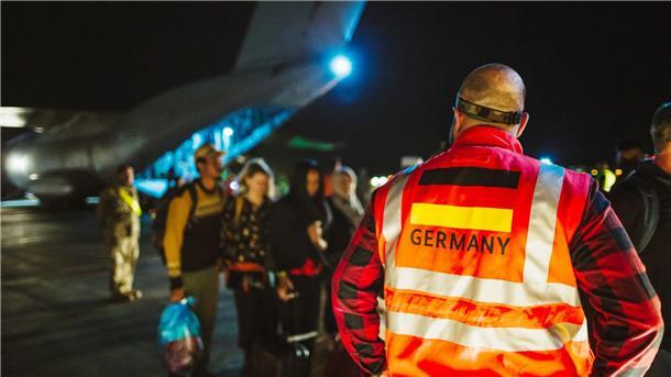 Bundeswehr beendet Evakuierung aus dem Sudan  Aus dem Sudan evakuierte Personen treffen auf der jordanischen Luftwaffenbasis Al-Azraqu ein.