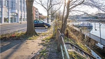 Straße am Hafenufer. 