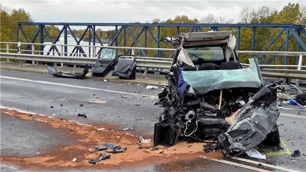Drei Tote im Kanal - Ermittler finden Einbruchswerkzeug Aus dem Wrack wurden ein 53-jähriger Mann und eine 47-jährige Frau aus Hamburg geborgen. (Archivbild)