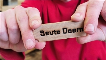 Aus den Holzüberbleibseln der „Seuten Deern“ werden Schlüsselanhänger gefertigt. Ab Karfreitag sind sie im DSM-Shop im Verkauf.