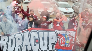 Fans einer Sportmannschaft beim CHL-Spiel.