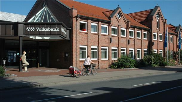 Sittensen: Mediziner behandeln bald im ehemaligen Geldinstitut Rotes Bürogebäude an einer Straße