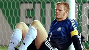 Aus der Traum vom WM-Titel: Oliver Kahn nach seinem Patzer im Finale von 2002.