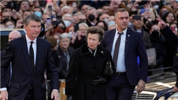 Aus England ist Prinzessin Anne zur Beerdigung gekommen.