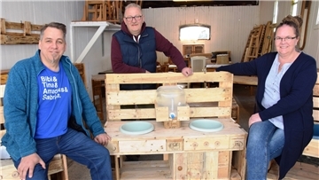 Aus Europaletten werden bei der Jugendhilfe zum Beispiel Matschküchen für Kindergärten. Für solche Projekte gibt es Geld von der Deutschen Postcode-Lotterie. Das Archivbild zeigt (von links): Christian Quast, Olaf Hölschen-Kappmeier und Claudia Redmer (alle von der Jugendhilfe Wesermarsch).