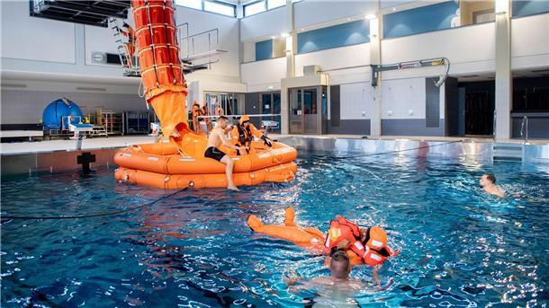 Eintauchen in die Truppe - Marine-Rekruten treten Dienst an Aus fünf Metern Höhe müssen die Rekruten durch eine enge Rettungsrutsche rutschen.