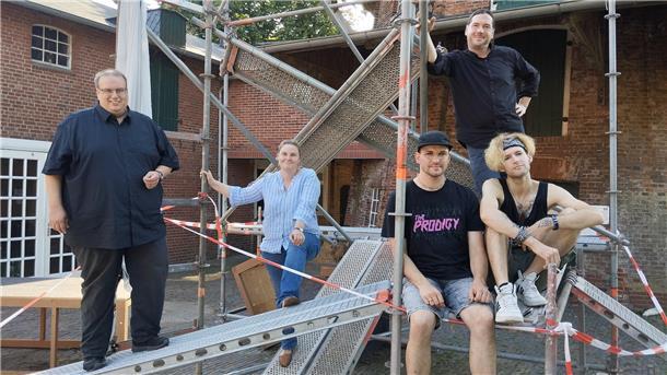 Mystische Premiere: Krabat erwacht in Nordenham zum Leben Menschen stehen und hocken auf einem Gerüst