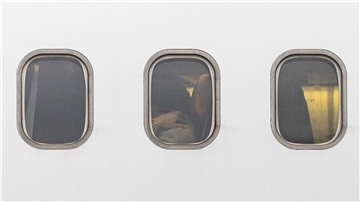 Aus Israel kommende Passagiere warten in einer Lufthansa-Sondermaschine am Flughafen Frankfurt/Main auf den Ausstieg.