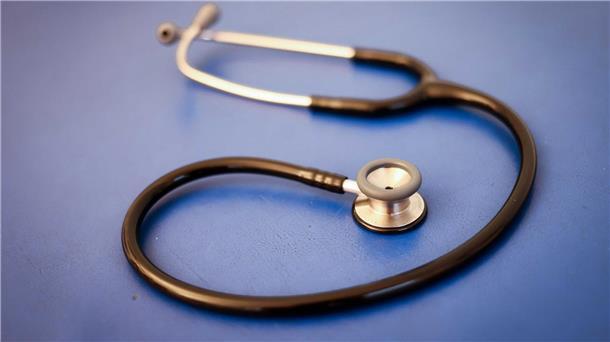 Aus Protest gegen die Gesundheitspolitik will der Virchowbund der niedergelassenen Ärztinnen und Ärzte zwischen dem 27. und 29. Dezember Tausende Praxen geschlossen lassen.