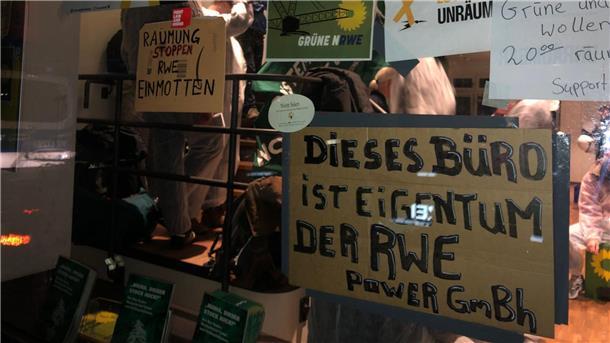 Abrissbagger in Lützerath - Widerstand bröckelt Aus Protest haben rund 30 Aktivisten die Parteizentrale der NRW-Grünen in Düsseldorf besetzt und Plakate aufgehängt.