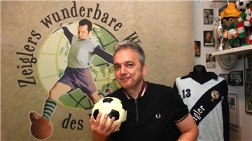 Aus seiner Wohnung sendet Zeigler seit 15 Jahren mit viel Klamauk und einem Augenzwinkern hinaus in die fußballbegeisterte Republik.