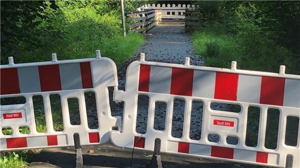 Fußgängerbrücke bleibt gesperrt Aus Sicherheitsgründen hat die Stadtverwaltung die kleine Brücke im Bremervörder Auepark bis auf Weiteres gesperrt.