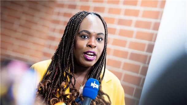 Tödliche Polizeischüsse - Beamte in „Hochstresssituation“ Aus Sicht der Grünen-Landtagsabgeordneten Djenabou Diallo-Hartmann sollte statistisch erfasst werden, ob Schwarze häufiger von Polizeischüssen getroffen werden als Menschen anderer Hautfarbe.